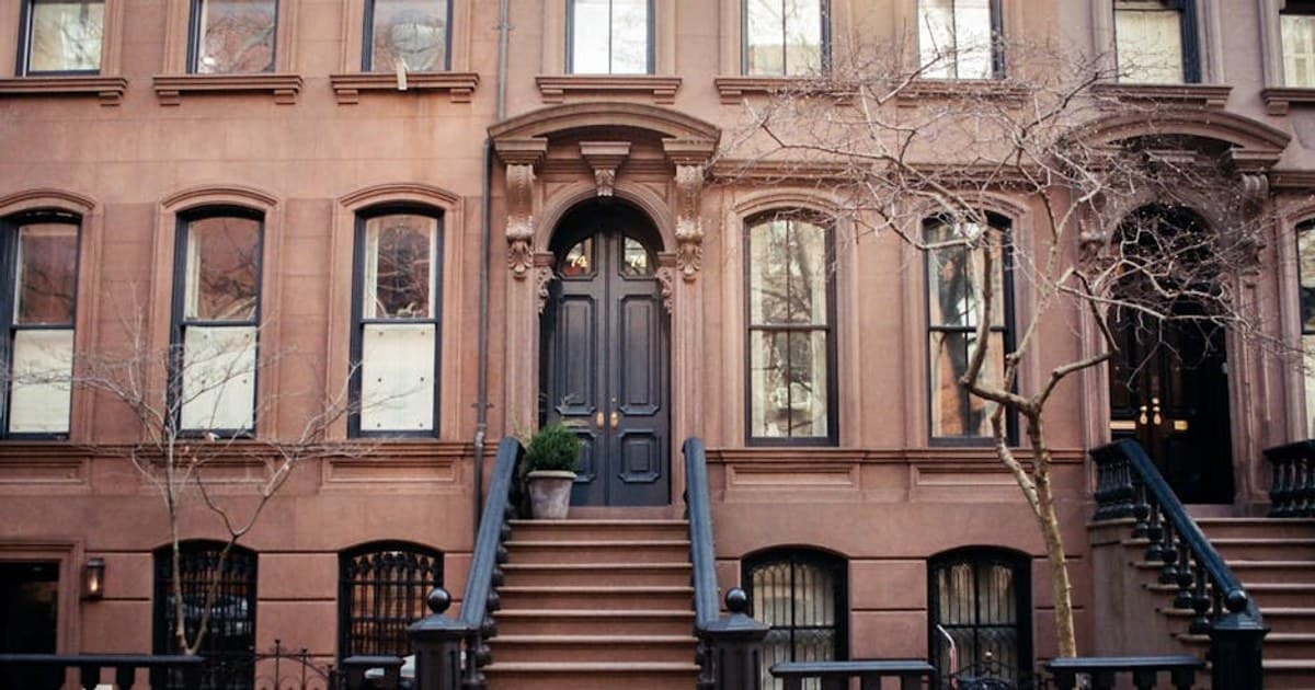 Elegant urban brownstone with a grand entrance showcasing classic architecture and design.